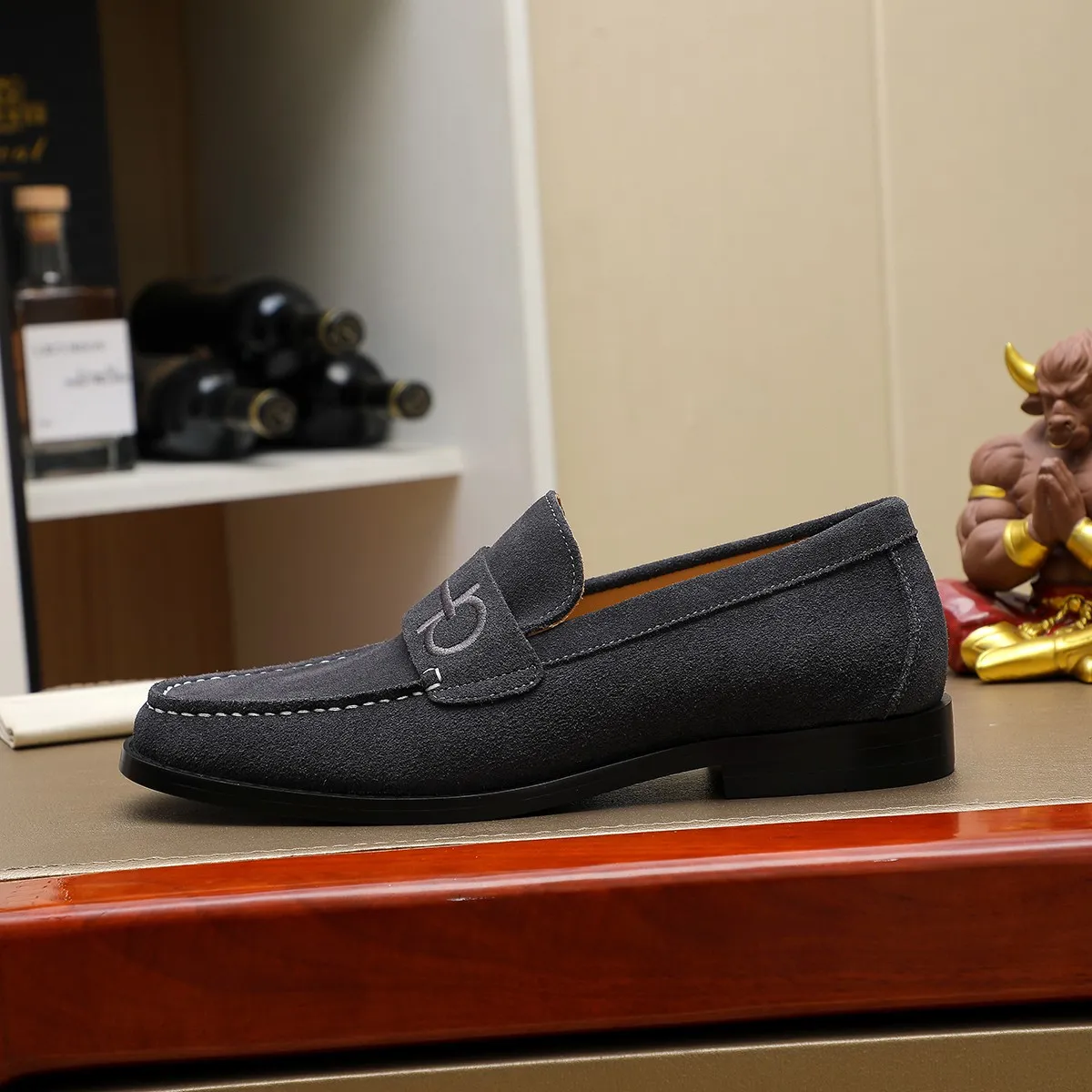 Men's shoes 💰460 🔥 Ferragamo new men's casual slip-on shoes 🇨🇳 Official website original 1:1 mold, original quality 💯 fine workmanship, high-end luxury ☘ The upper is made of imported Italian first-layer cowhide 🌴 Luxurious water dyeing 🐂 Leather lining 🍓 Rubber wear-resistant and non-slip outsole, breathable and comfortable to wear 🍍 The first choice for high-taste men, color optional! Code number 38-44 (45.46. Customized)